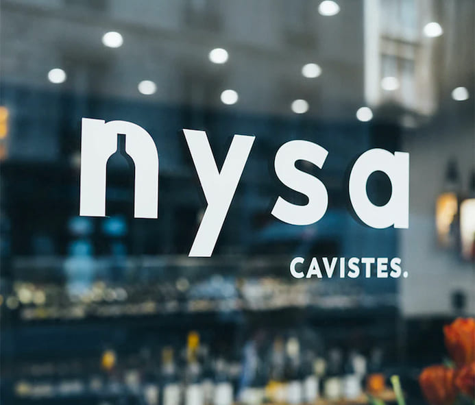 Logo nysa cavistes sur vitre de magasin